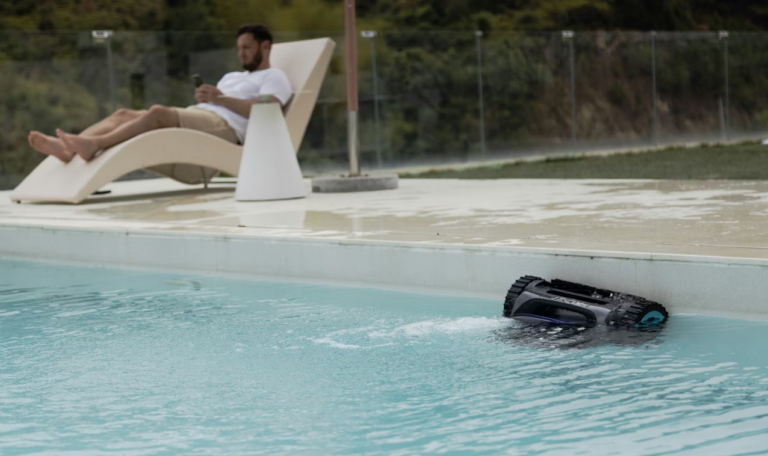 Robots Piscine 2025 : 5 Innovations Majeures (IA, Solaire, Filtration)