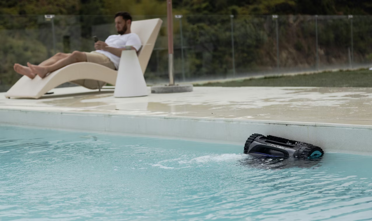 Robots Piscine 2025 : 5 Innovations Majeures (IA, Solaire, Filtration)