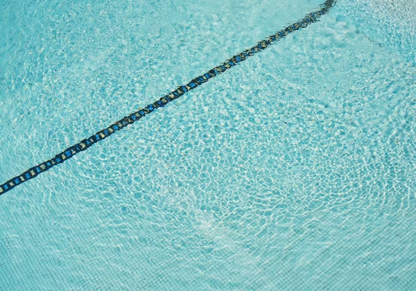 Piscine verte malgré le chlore : causes et solutions vraiment efficaces